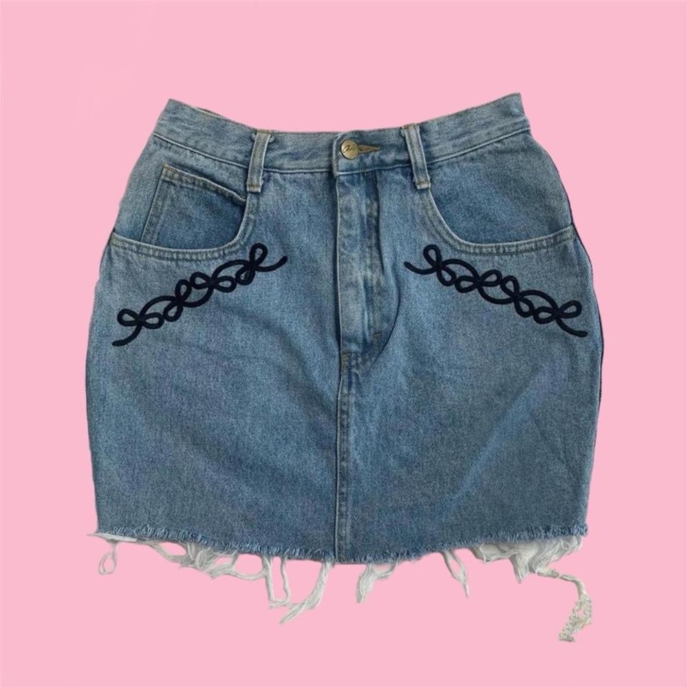 Vintage High Waist Embroidered Demin Size 5 Mini Skirt!
